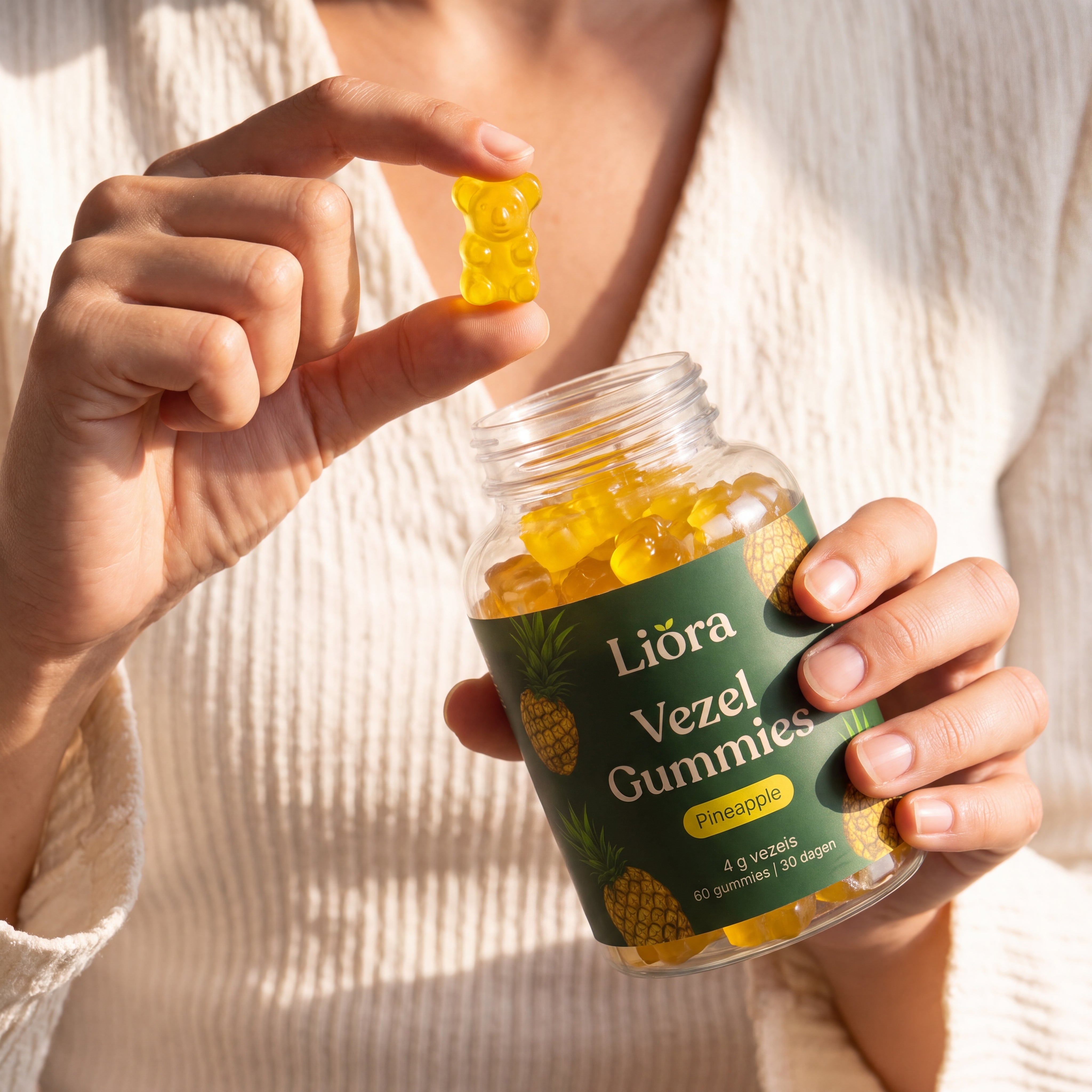Persoon die een Liora gummy neemt